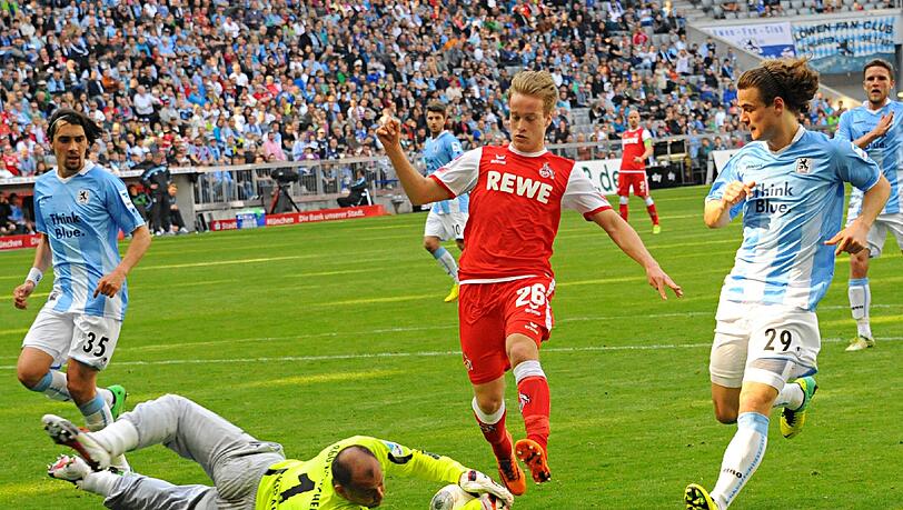 Bard Finne vom 1. FC Köln wird von Gabor Kiraly vom Ball getrennt. Der Keeper hat Sechzig mittlerweile verlassen, Finne denkt nicht an einen Wechsel an die Grünwalder Straße. Bard Finne vom 1. FC Köln wird von Gabor Kiraly vom Ball getrennt. Der Keeper hat Sechzig mittlerweile verlassen, Finne denkt nicht an einen Wechsel an die Grünwalder Straße.