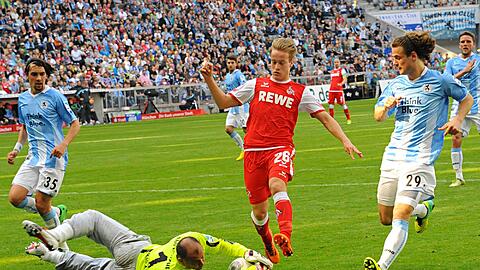 Bard Finne vom 1. FC Köln wird von Gabor Kiraly vom Ball getrennt. Der Keeper hat Sechzig mittlerweile verlassen, Finne denkt nicht an einen Wechsel an die Grünwalder Straße.