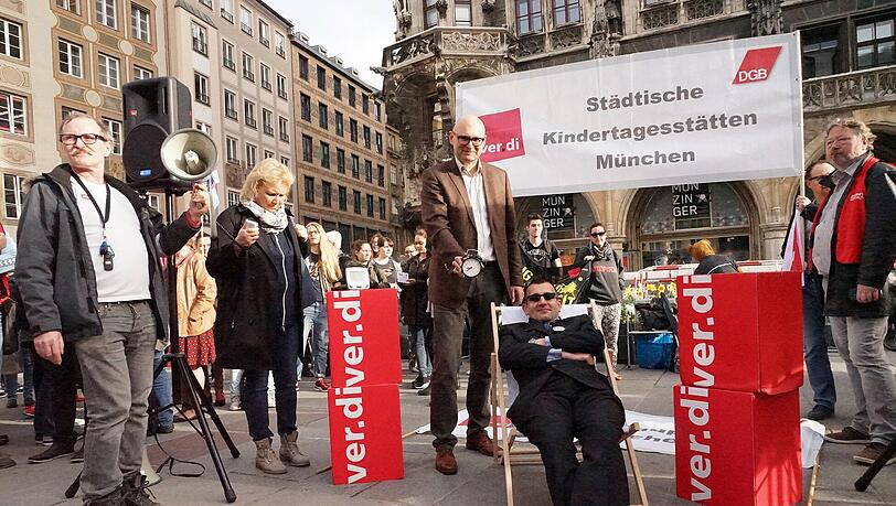 Verdi hat zum Warnstreik gerufen: Unter anderem in München fordern Kita-Mitarbeiter mehr Lohn. Verdi hat zum Warnstreik gerufen: Unter anderem in München fordern Kita-Mitarbeiter mehr Lohn.