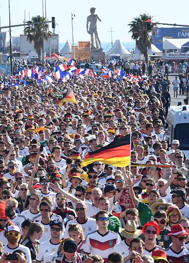 Tausende deutsche Fans verwandeln den Weg zum Stade Vélodrome in Marseille zur Fanmeile.