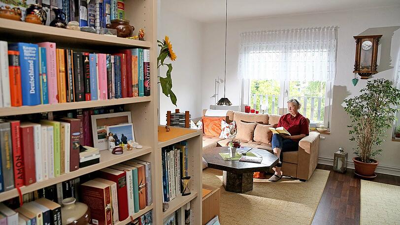 V - Verschönerung: Der sogenannte Hygge-Trend (Sehnsucht nach Komfort, Geborgenheit und Gebundensein) meint laut "DaWanda" die Verschönerung und das Selbermachen gerade in den eigenen vier Wänden - zum Beispiel große, weiche Decken, in die man sich einwickeln kann.
