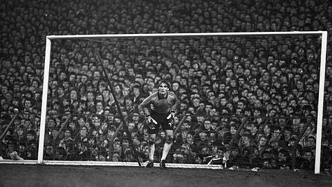 Erinnerung an Anfield: "Es erinnert mich noch heute an dieses Spiel und hängt bei mir zu Hause", sagt Junghans über das berühmte Foto, das ihn vor "The Kop" zeigt.