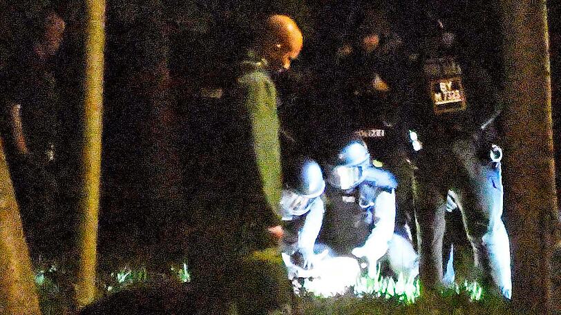 Bilder vom großen Polizeieinsatz in Riem: Nach einem Streit bedrohte ein Bewohner einer Asylbewerberunterkunft die Beamten mit einem Messer.