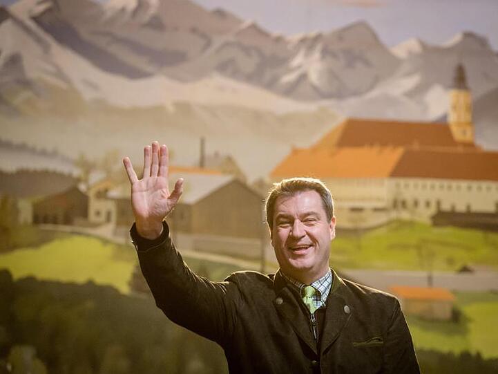 Markus Söder (CSU), Ministerpräsident von Bayern, winkt nach seiner Rede in einem Bierzelt 2018. Foto: Matthias Balk/dpa/Archivbild
