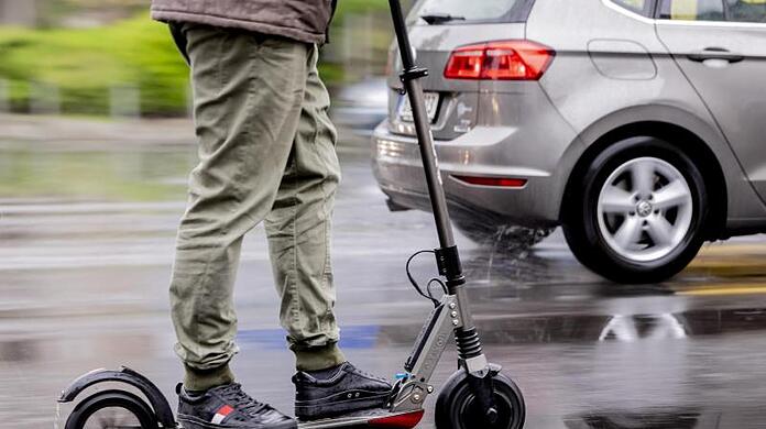 Ein Jugendlicher will nicht von der Polizei kontrolliert werden, flieht auf dem E-Scooter und rammt einen der Polizisten. (Symbolbild)