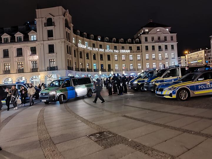 Gegen 17.30 Uhr: Erste Polizeikräfte am Stachus.