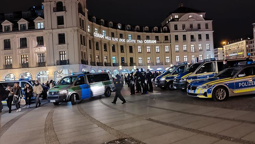 Gegen 17.30 Uhr: Erste Polizeikräfte am Stachus. Gegen 17.30 Uhr: Erste Polizeikräfte am Stachus.