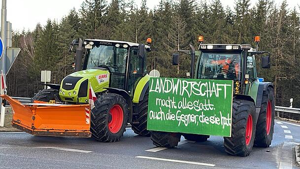 Die Landwirte in Bayern protestieren weiter gegen die Politik der Ampel-Regierung. Die Landwirte in Bayern protestieren weiter gegen die Politik der Ampel-Regierung.