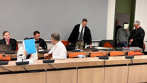 Die Angeklagte verbarg ihr Gesicht.