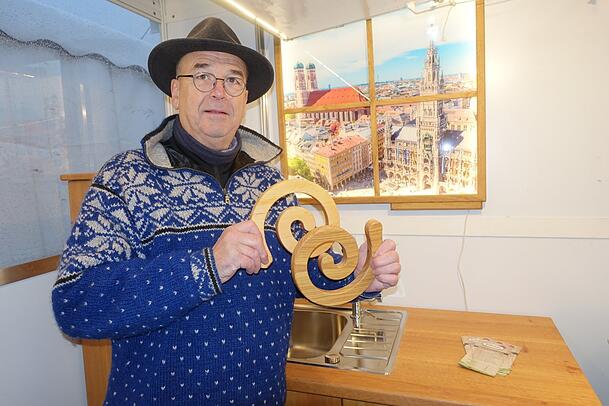 Markus Sontheimer fügt seinen Topfuntersetzer zusammen.