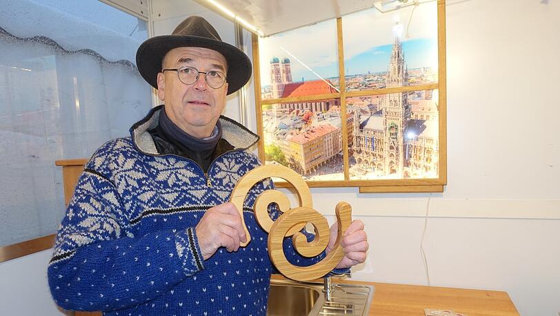 Markus Sontheimer fügt seinen Topfuntersetzer zusammen.