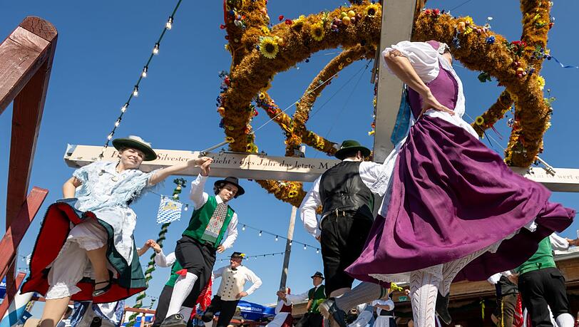 Die Zeltvergabe auf der traditionelleren "Oidn Wiesn" ist jetzt ein Fall f&uuml;r das Gericht. (Archivbild)