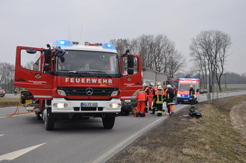 Zu einem Verkehrsunfall kam auf der B299 höhe Erharting: Ein PKW Fahrer wollte von Erharting kommend auf die B299 fahren und übersah dabei einen LKW. Im Kreuzungsbereich kam es zum Zusammenstoß. Dabei wurde der Fahrer des PKW mittelschwer verletzt. Er kam in ein Mühldorfer Krankenhaus.