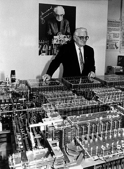 Der deutsche Bauingenieur, Erfinder und Unternehmer Konrad Zuse: 1941 baute er den ersten vollautomatischen, programmgesteuerten und frei programmierbaren Computer der Welt, den Z3.