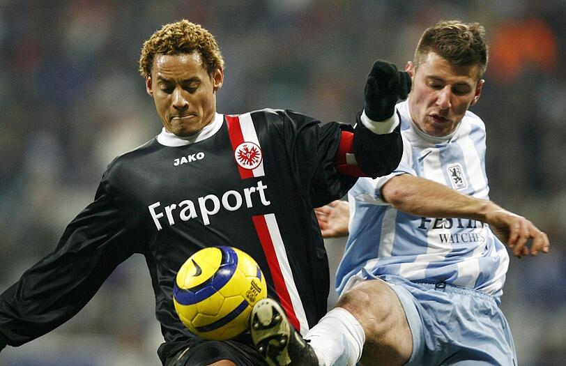Januar 2006: Im DFB-Pokal trafen die Löwen auf Eintracht Frankfurt. Hier duellieren sich Jermaine Jones (l.) und Stefan Reisinger