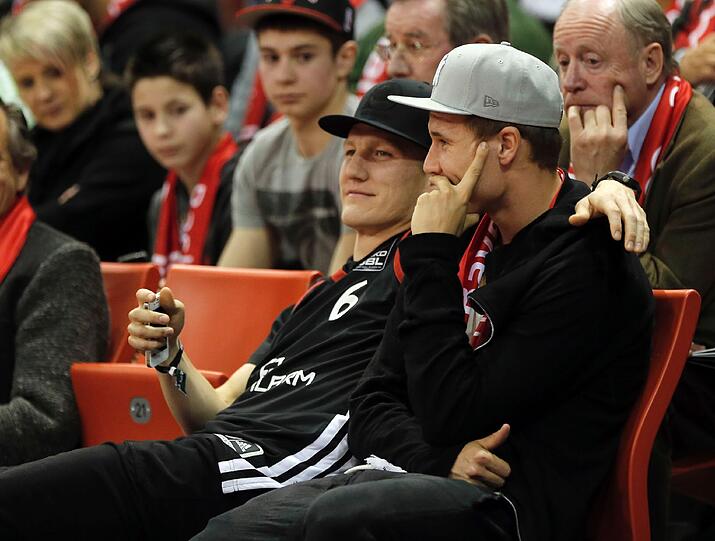 Unter den fachmännischen Blicken der Fußball-Kollegen Bastian Schweinsteiger und Holger Badstuber.