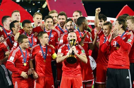 Und wieder ein Jubel-Bild der Bayern, es ist der fünfte Titel in diesem Sahne-Jahr. Franck Ribéry mit dem Klub-WM-Pokal.