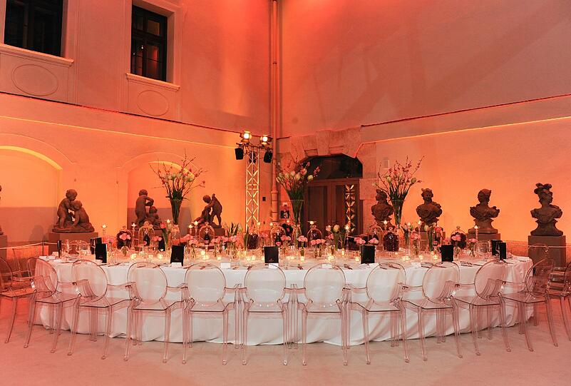 Die reich geschmückte Tafel des edlen Rosé-Dinners
