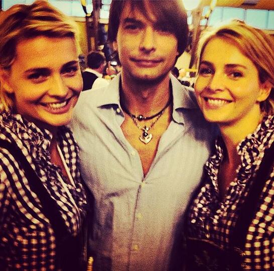 Hahn im Korb: Model Marcus Schenkenberg mit zwei Schönheiten auf dem Oktoberfest.
