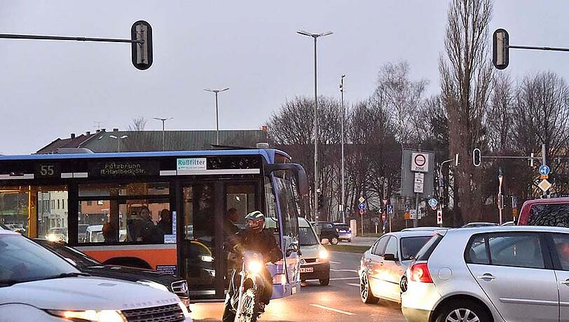 Verkehrschaos auf Münchens Straßen! Ampeln und Straßenlaternen fielen aus, die Autofahrer mussten den Verkehr selbst in die Hand nehmen. Es kam zu keinen Unfällen. Verkehrschaos auf Münchens Straßen! Ampeln und Straßenlaternen fielen aus, die Autofahrer mussten den Verkehr selbst in die Hand nehmen. Es kam zu keinen Unfällen.