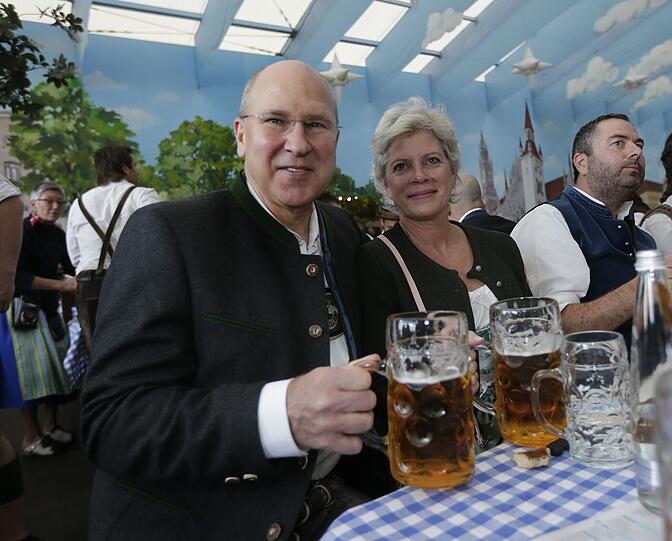 Auf eine Maß: EHC-Trainer Don Jackson mit Frau Nancy.