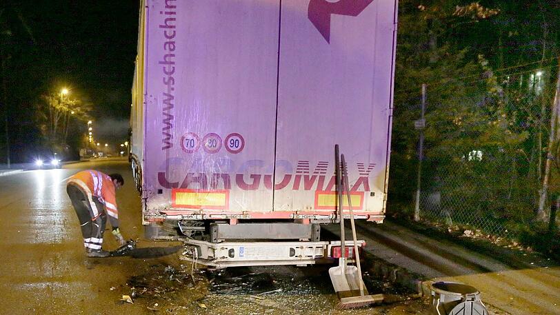 Die 20-Jährige krachte frontal in den Lkw-Anhänger. Glücklicherweise blieb sie unverletzt. Die Bilder vom Unfallort.