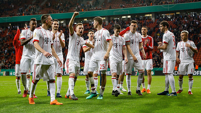 Joshua Kimmich (4.v.l.) und James Rodríguez (5.v.l.) stehen in der Champions-League-Auswahl der Saison.