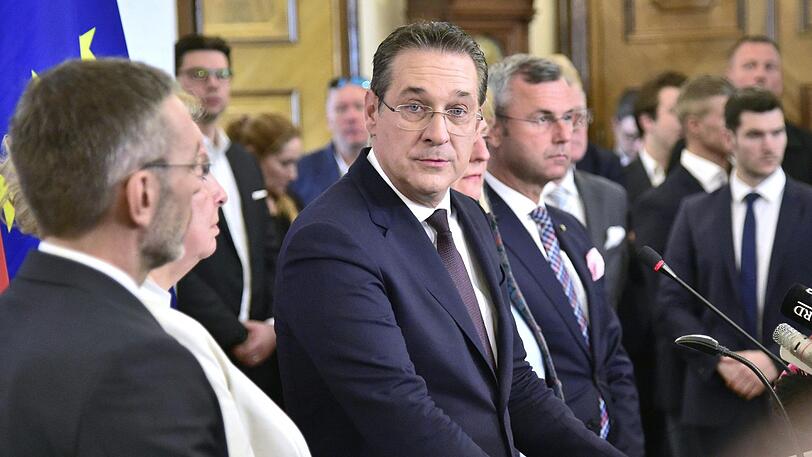 Heinz-Christian Strache (m.) hat am Samstag seinen Rücktritt angeboten.