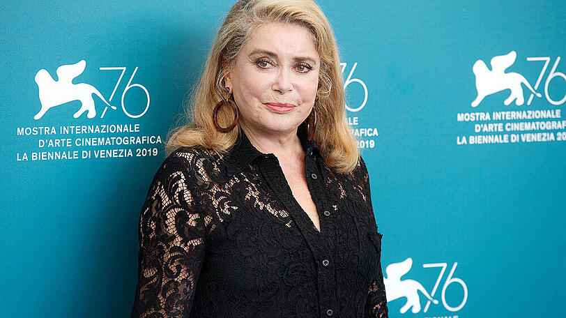 Catherine Deneuve wird in einer Pariser Klinik behandelt.