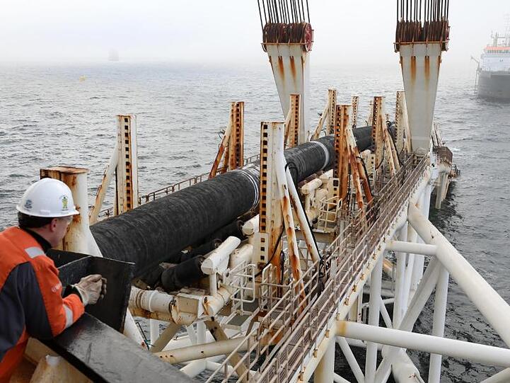 Pipelines vor Rügen: Nord Stream 2 soll vom kommenden Jahr an unter Umgehung von Polen und der Ukraine Gas von Russland nach Deutschland liefern.