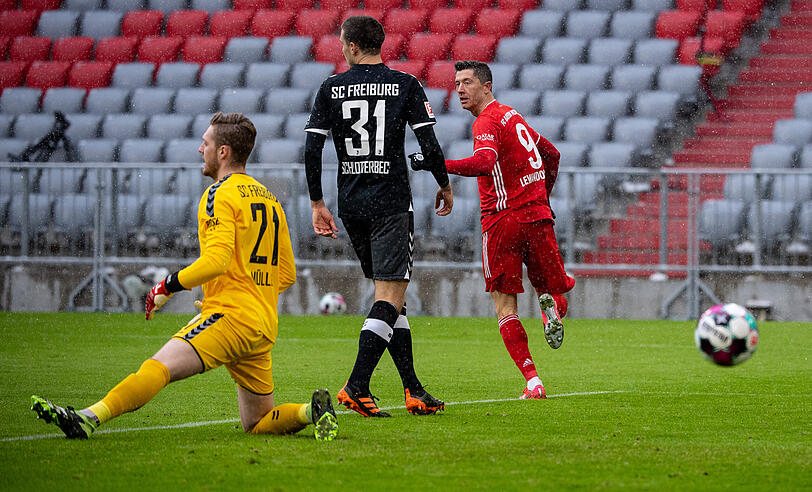 21.Saisontor: Lewandowskis 21. Saisontreffer zum 1:0 gegen Freiburg ist ein Rekord: Nie zuvor traf ein Spieler in einer Hinrunde der Bundesliga häufiger. Nicht mal Gerd Müller (20 Tore, Saison 19968/69). Bayern gewinnt 2:1.