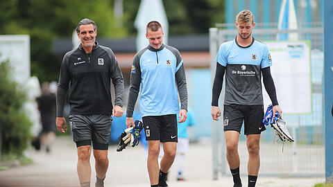 Torwarttrainer Harry Huber (links), Tom Kretzschmar und Marco Hiller.
