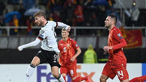 Stürmer Timo Werner (l) belohnt sich für eine engagierte Leistung mit dem Treffer zum 2:0.