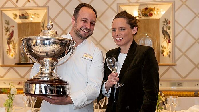 Franz-Josef Unterlechner und Vitalie Taittinger im edlen Nymphenburg Zimmer des Hotels Vier Jahreszeiten.