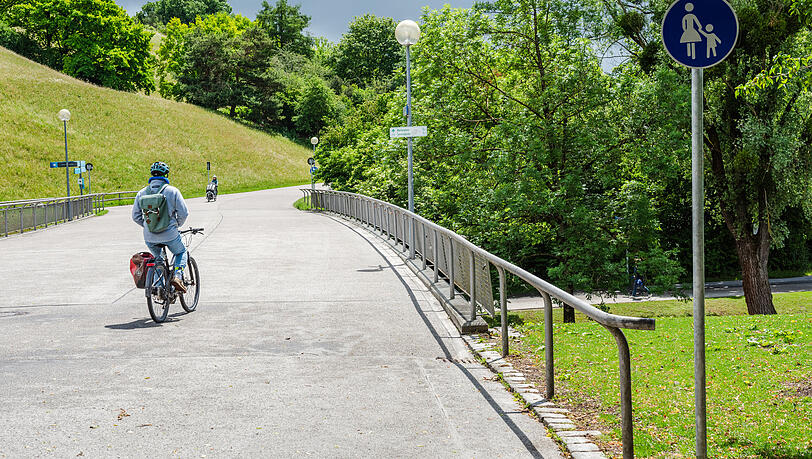 Eigentlich verboten: Weil die Geländer nicht hoch genug sind, dürfte man sein Radl über diese Brücke nur schieben. Eigentlich verboten: Weil die Geländer nicht hoch genug sind, dürfte man sein Radl über diese Brücke nur schieben.