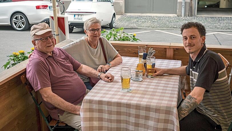 Helmut (l.), Heidi und Daniel genießen es draußen vorm Pappenheim. Helmut (l.), Heidi und Daniel genießen es draußen vorm Pappenheim.