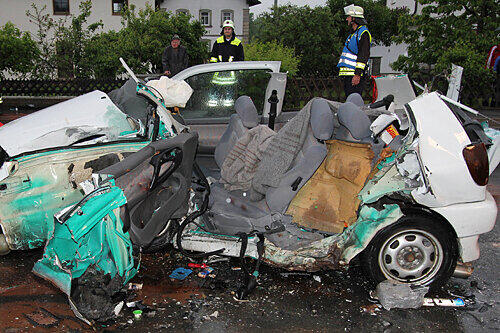 Das war einmal ein VW Polo: In dem Wrack des Kleinwagens starben zwei 18-Jährige.