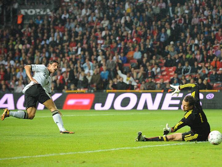 Mario Gomez (l) erzielt das 1:0 gegen Dänemarks Torwart Thomas Sörensen.