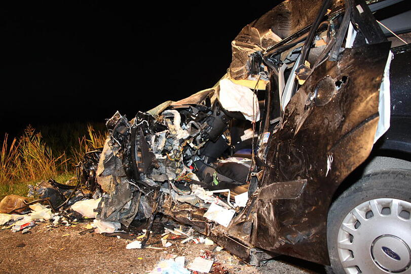 In der Nacht von Dienstag auf Mittwoch ereignete sich ein schlimmer Verkehrsunfall. Die B15 bei Rosenheim war vier Stunden gesperrt.