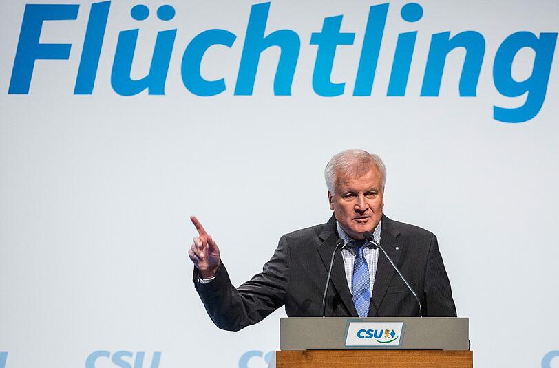 Horst Seehofer: "Der jetzige Zuzug überfordert uns. Es sind zu viele. Es fehlen Maß und Ziel." Die unterschiedlichen Ansätze in München und Berlin bezeichnete der bayerische Ministerpräsident nicht nur als Meinungsverschiedenheit, sondern als Ausdruck zweier "Denkschulen, die sich gegenüberstehen".
