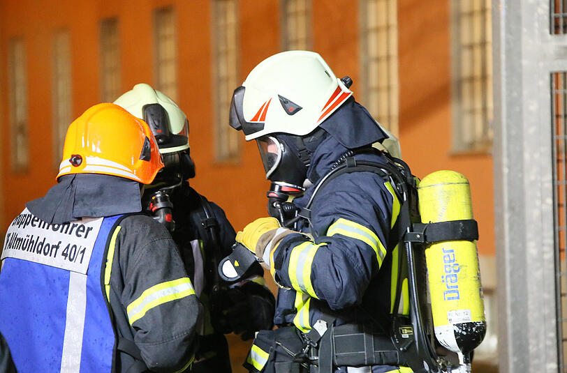 Bilder vom Einsatz der Feuerwehr beim Brand der JVA Mühldorf am Dienstagabend.