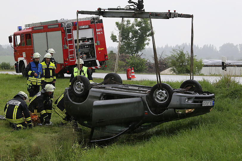 Das Auto überschlug sich, nachdem der Fahrer die Kontrolle über das Auto verloren hatte. Alle drei Insassen wurden verletzt.