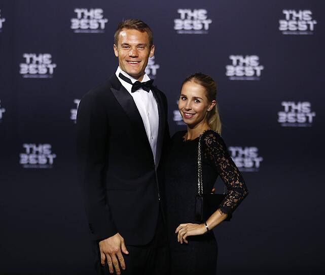 Bayern-Keeper Manuel Neuer kam mit Freundin Nina Weiss zur Ehrung nach Zürich