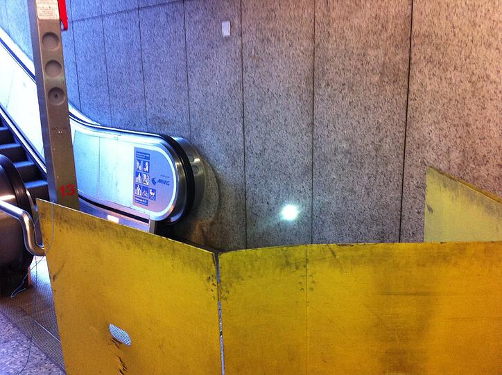 Zum Ausgang Falkenstraße, Entenbachstraße nahmen Passanten die Treppe daneben.
