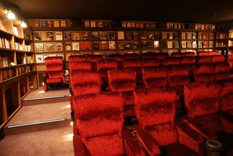 Intim und durch Regale bildungsbürgerlich gediegen: das Arri-Clubkino.