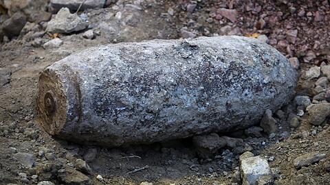 Wegen der Entschärfung einer Weltkriegsbombe wird die A8 am Mittwoch gesperrt. (Symbolbild)