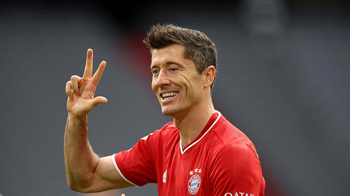 Drei Stück: Robert Lewandowski jubelt nach seinem perfekten Hattrick.