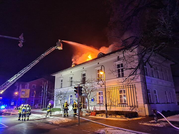 Das Alte Rathaus in Sauerlach steht in Flammen.