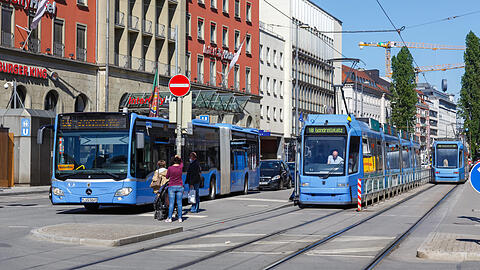 Tram und Bus gehören ins Münchner Stadtbild. Doch auf dem Land muss der ÖPNV dem neuen Bündnis nach noch stärker ausgebaut werden.