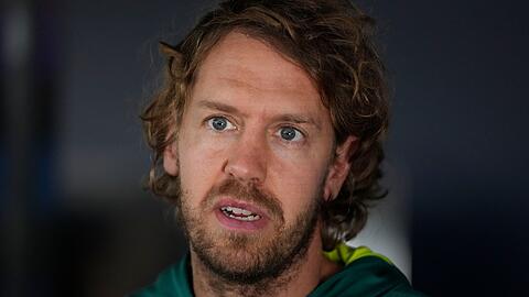 Sebastian Vettel vom Team Aston Martin bei einer Pressekonferenz.